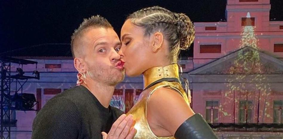 Dabiz Muñoz posa con el vestido 'mascarilla' de Cristina Pedroche de las últimas Campanadas