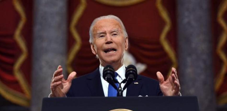 Biden acusa a Trump de poner "un puñal en el cuello de la democracia"