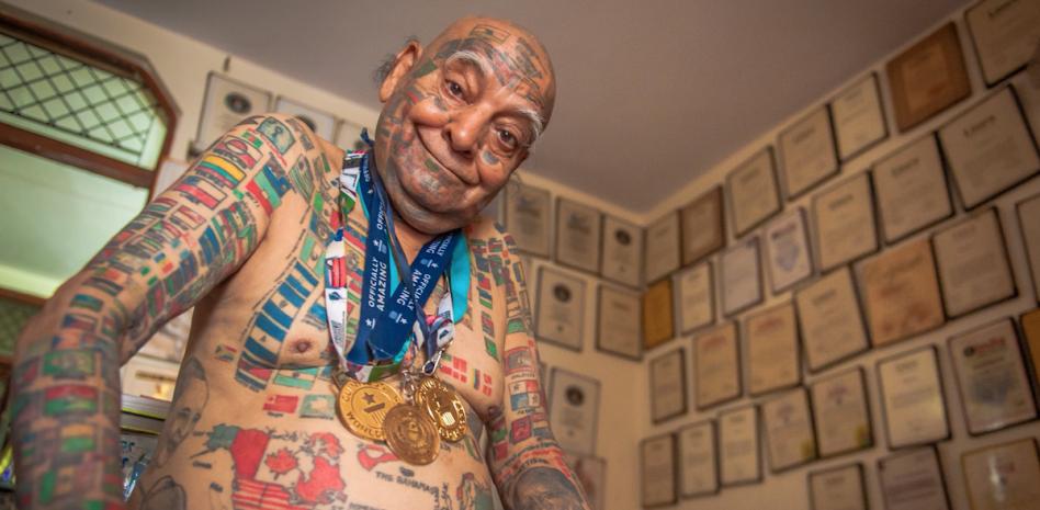 El hombre tatuado de 74 años que rompe Récords Guiness