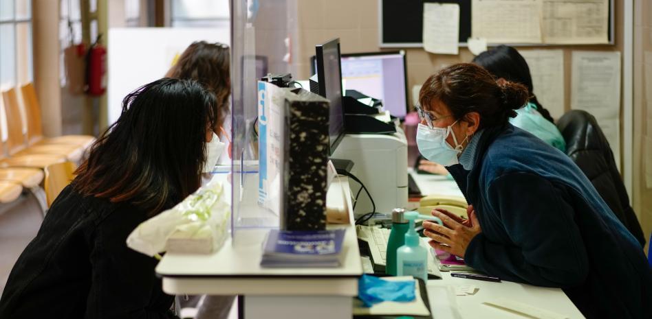 Los enfermos de baja por covid en Catalunya recibirán el alta diferida a los siete días