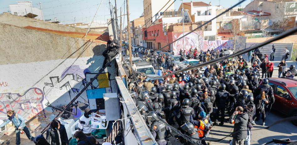 Cargas policiales en el desahucio de un centenar de personas en una nave de Badalona