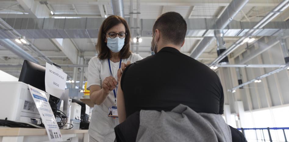 España activa la cuarta dosis ante la pérdida de eficacia de la vacuna