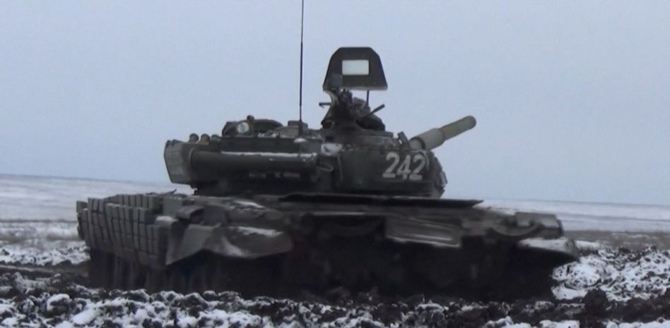 Militares rusos entrenan cerca de la frontera con Ucrania en un momento de máxima tensión