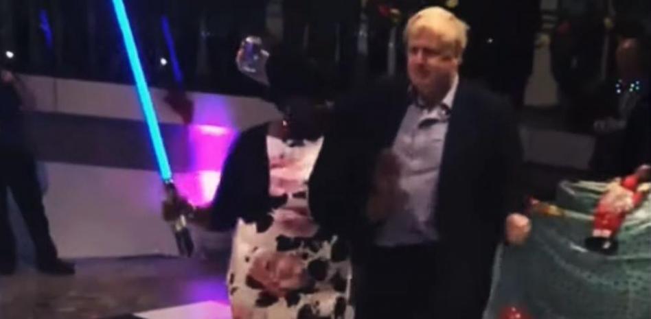 Burlas en Reino Unido tras viralizarse un antiguo video de Johnson bailando en pleno 'Partygate'