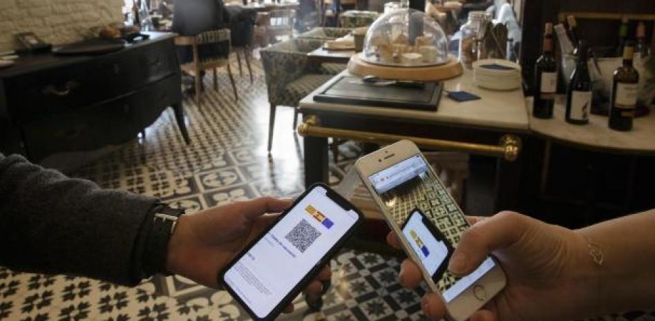 ¿Ha perdido eficacia el pasaporte covid? No hay unanimidad entre expertos