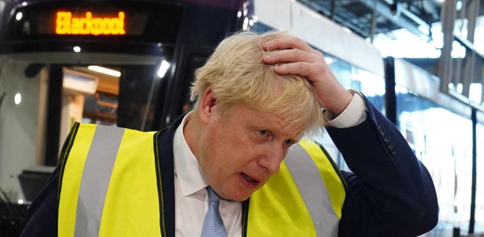 Cuatro asesores de Boris Johnson dimiten en un día por el escándalo del 'partygate'