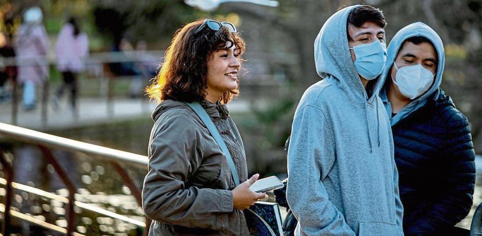 Sanidad y autonomías acuerdan el fin de la mascarilla en exteriores, incluido el patio del colegio