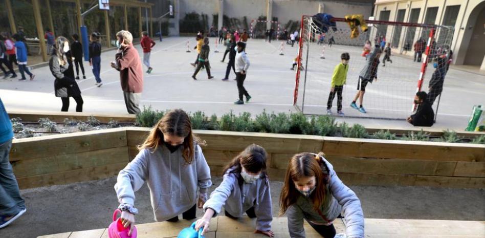 La mascarilla dejará de ser obligatoria este jueves en los patios de las escuelas catalanas
