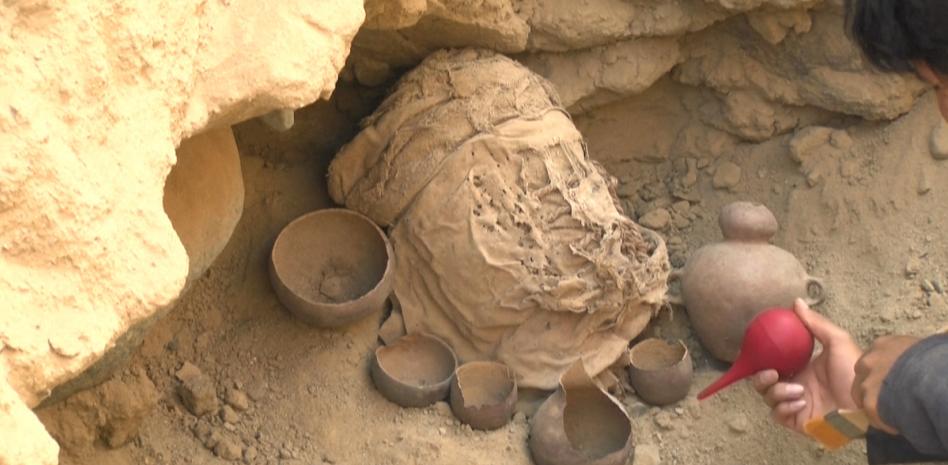 Hallan en Perú seis momias preincas de niños de mil años de antigüedad que fueron sacrificados