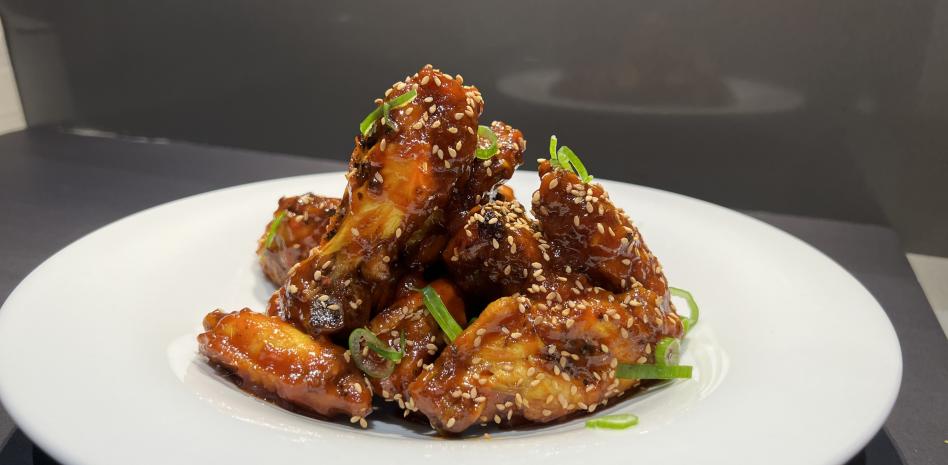 La receta de 'Buffalo wings' más fácil y sabrosa para ensuciarte las manos