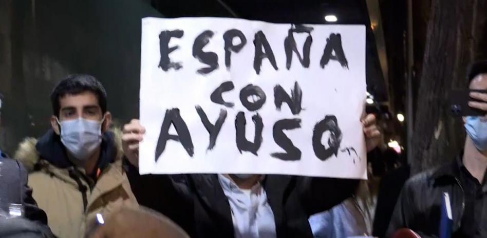 Un centenar de personas se manifiestan a favor de Ayuso ante la sede del PP