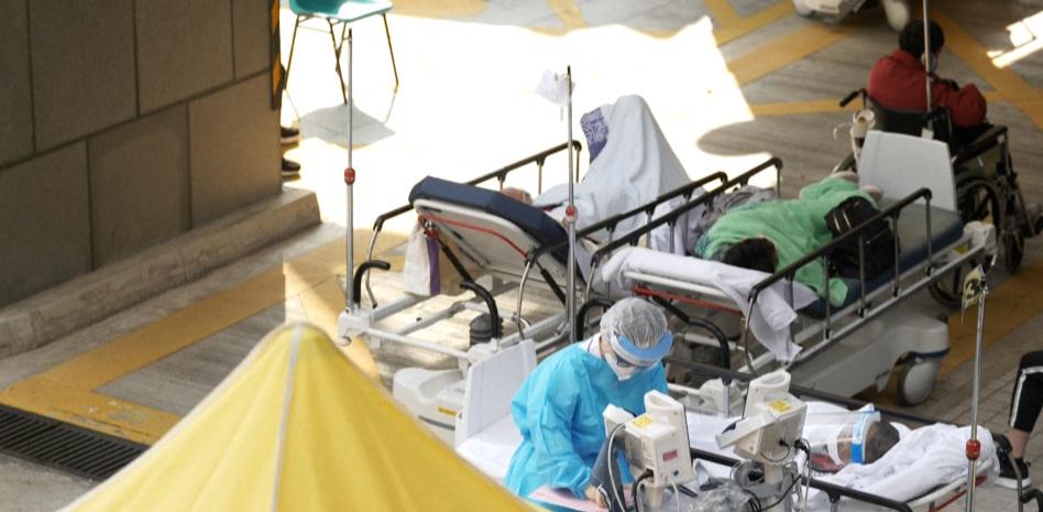 Hong Kong afronta desbordada su peor brote de coronavirus