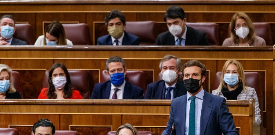 Casado cede y acepta celebrar un congreso extraordinario pero no dimite