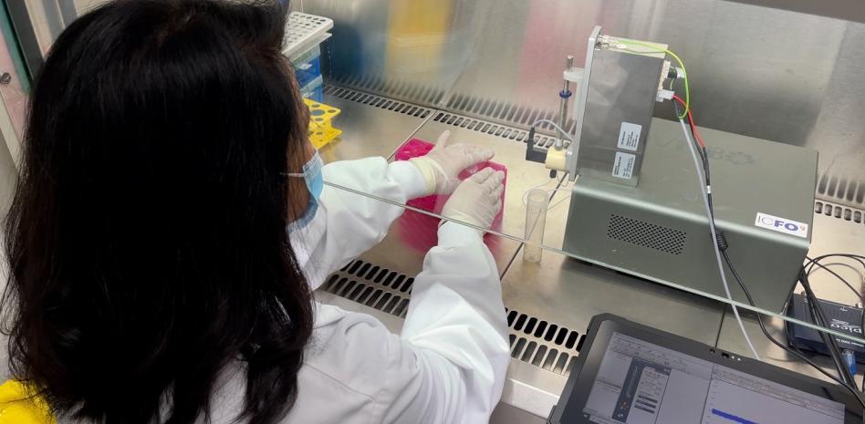 ICFO e IrsiCaixa crean un nuevo dispositivo para detectar la covid en saliva usando la luz