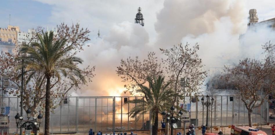 Gran ambiente en el regreso de la mascletá a la plaza del Ayuntamiento de València