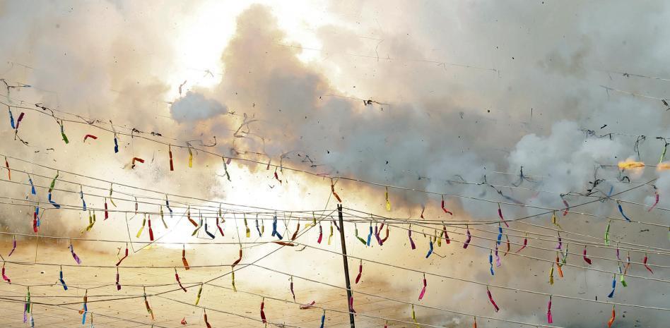 La primera 'mascletà' de Fallas recupera el ánimo festivo en València