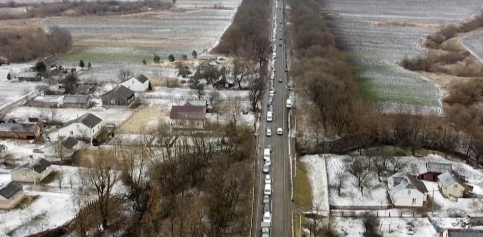 Imágenes aéreas del éxodo de miles de personas huyendo de la guerra en Ucrania