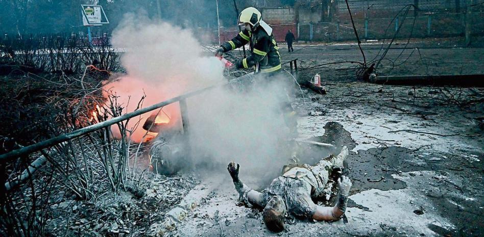 La artillería rusa machaca Járkiv, segunda urbe del país, y apunta a Kíev
