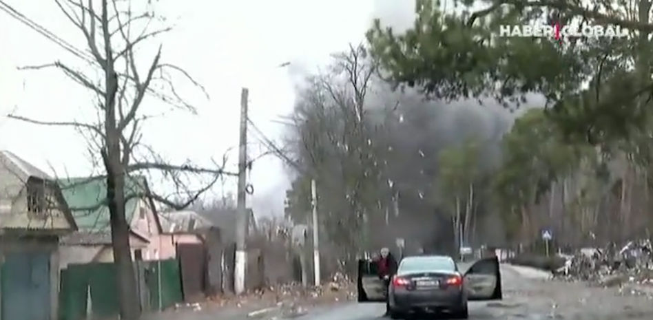 Así sorprende la explosión de un misil en la ciudad ucraniana de Irpin a un equipo de televisión