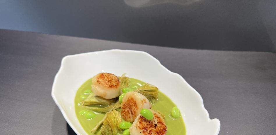 La receta más fácil de crema de alcachofas con vieiras y edamame de Miquel Antoja