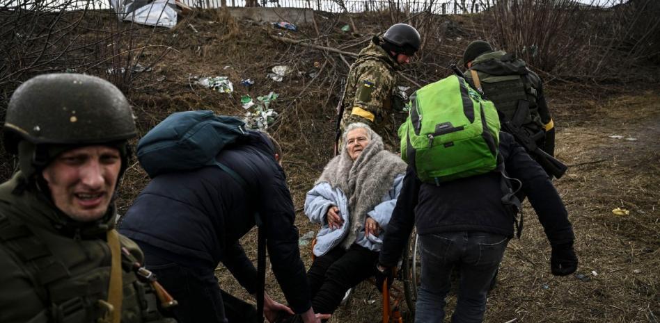 Ucrania evacua a civiles de Irpín y Sumi tras la tercera ronda negociadora