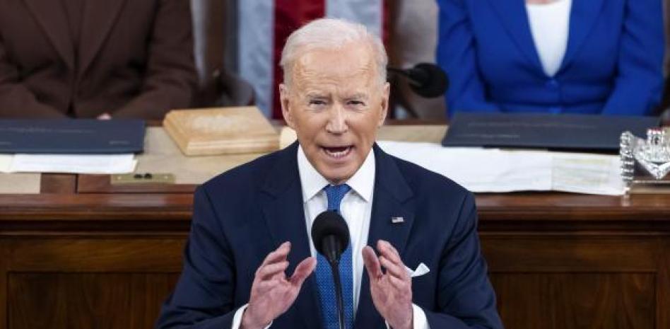 Biden decide vetar el petróleo y el gas rusos pese a los temores de un fuerte impacto económico