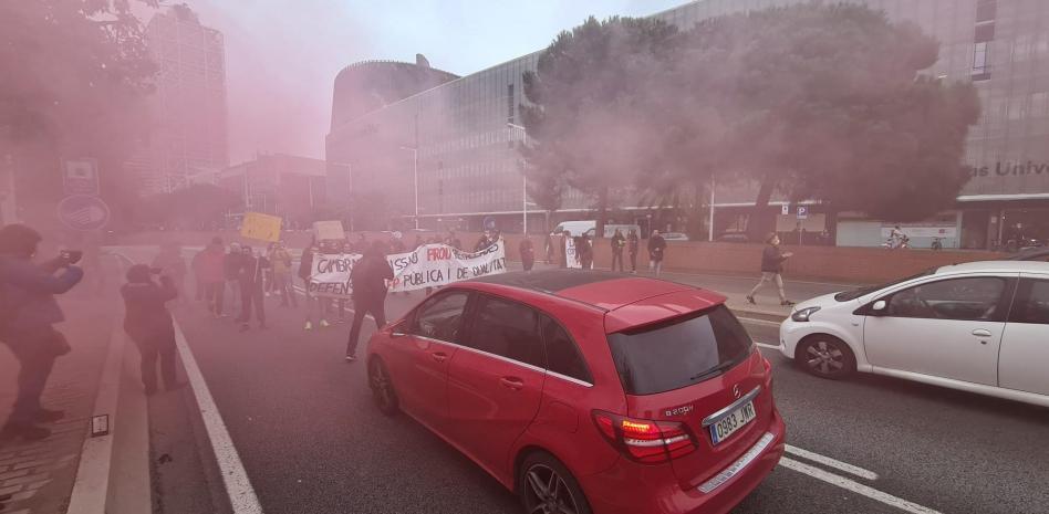 Cortes de tráfico en el tercer día de huelga de profesores en Catalunya