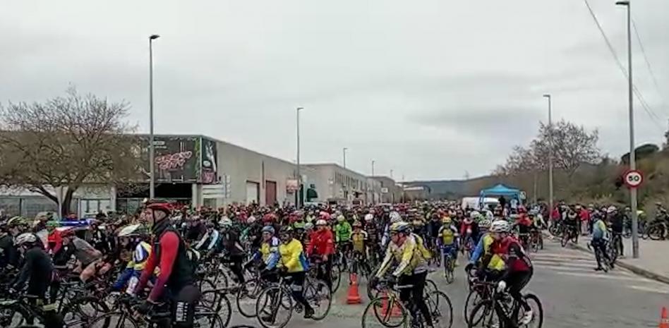 Más de un millar de ciclistas cortan la C-1415s de Terrassa para reclamar más seguridad