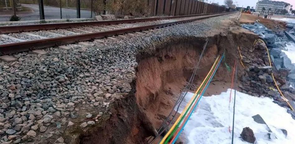 Interrumpen el servicio de la R1 y RG1 de Cercanías entre Malgrat y Pineda por el oleaje