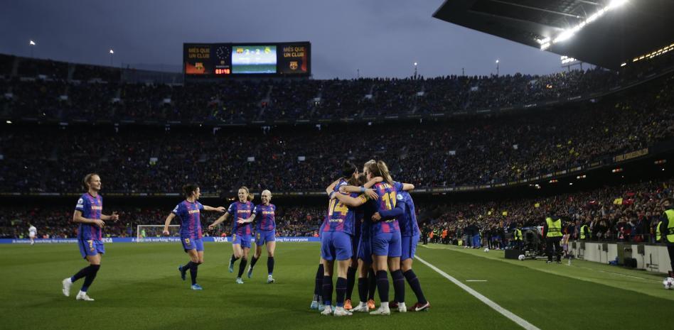 El Barça golea al Madrid en un noche para la historia en el Camp Nou
