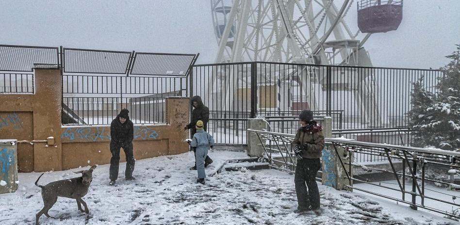 Caen los primeros copos de nieve en el Tibidabo en un insólito mes de abril