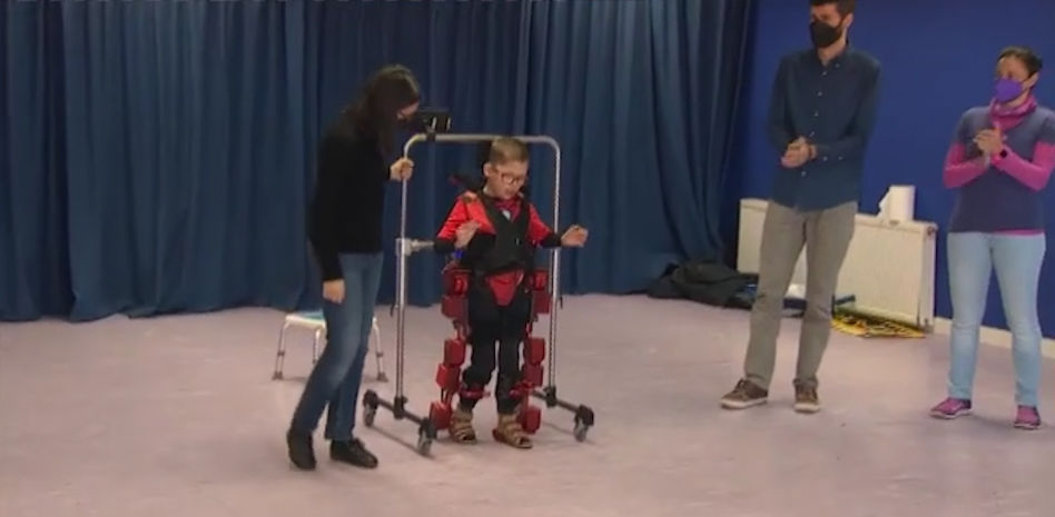 El día de cole más feliz para Jorge, el primer niño del mundo con un exoesqueleto infantil