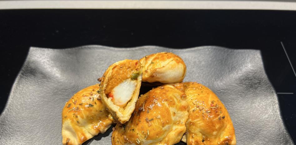Prepara esta sabrosa receta de empanadas de langostinos y romesco de Miquel Antoja