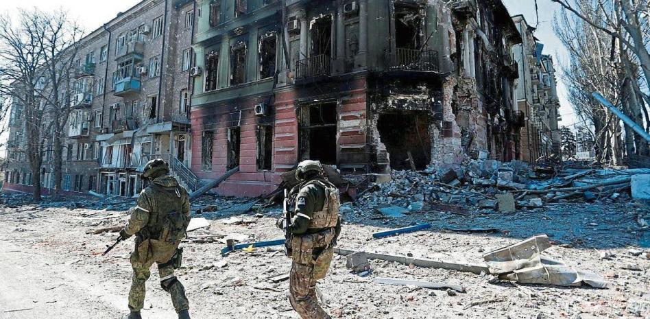 Mariúpol, extenuada y aislada, a punto de sucumbir a los rusos