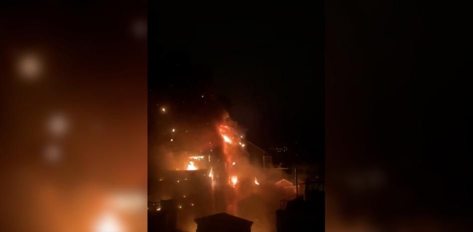 Cuatro heridos en un aparatoso incendio que ha afectado a varios edificios en Barcelona