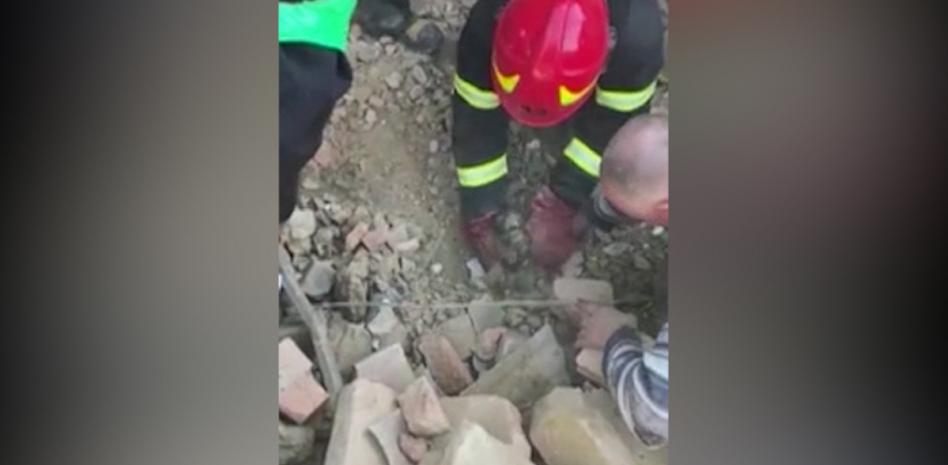 El agónico rescate de un cachorro entre los escombros en Ucrania