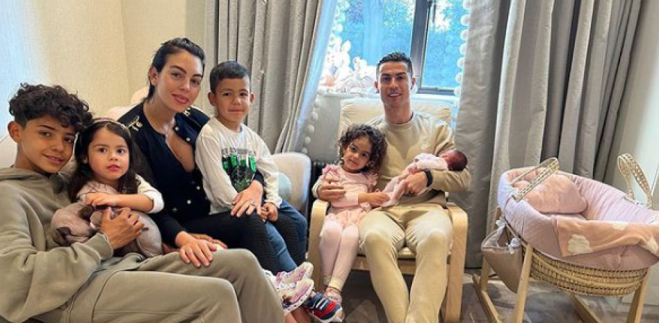 Cristiano Ronaldo y Georgina presentan a su hija y agradecen el apoyo en estos duros momentos