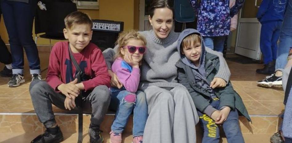 La actriz Angelina Jolie, evacuada durante una alerta por bombardeo en su visita a Ucrania
