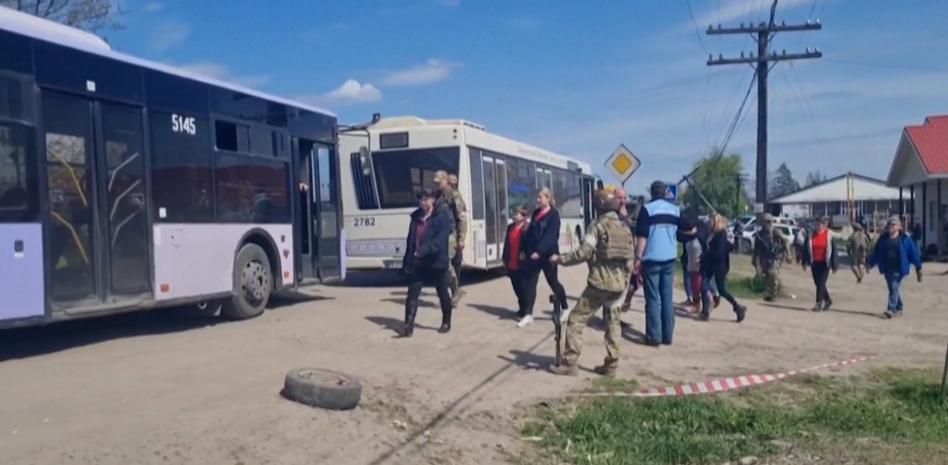 Primera evacuación de civiles de la asediada acería de Mariúpol