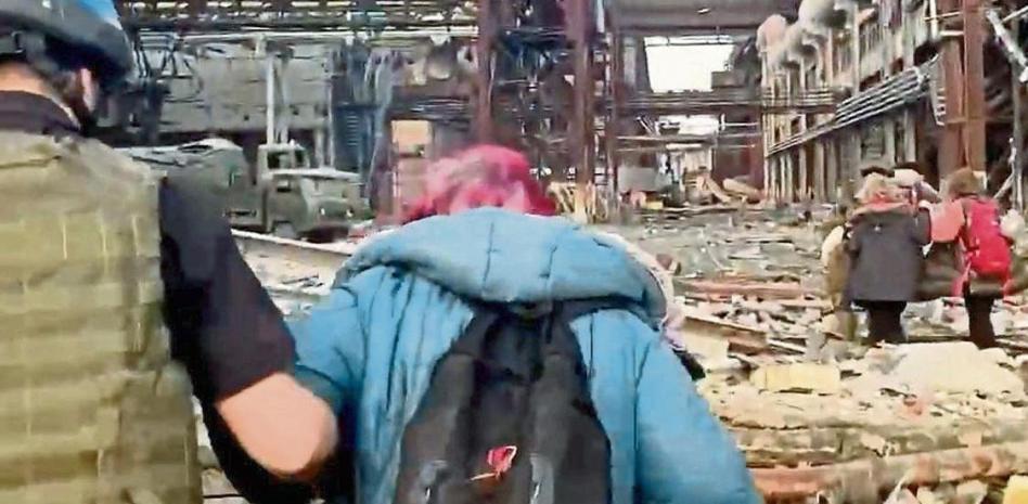 Rusia ataca autobuses con mujeres y niños que huyen del Donbass