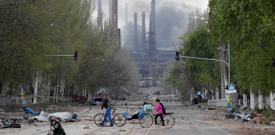 Rusos y ucranianos luchan cuerpo a cuerpo en la acería Azovstal de Mariúpol