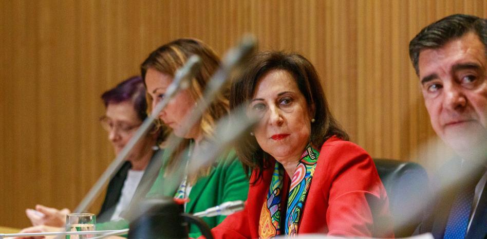 Margarita Robles se enfrenta a Podemos por el espionaje y esquiva el acoso de la oposición