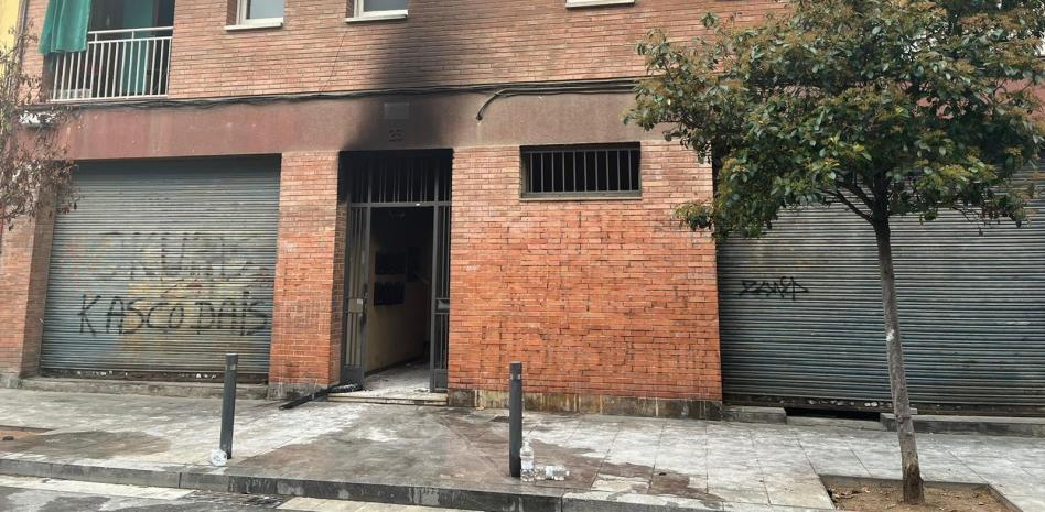 Los Mossos investigan si el incendio en un piso de Santa Coloma en el que han muerto tres hombres fue intencionado