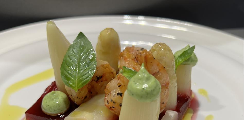 La receta de espárragos blancos de Miquel Antoja con la que quedarás como un gran chef