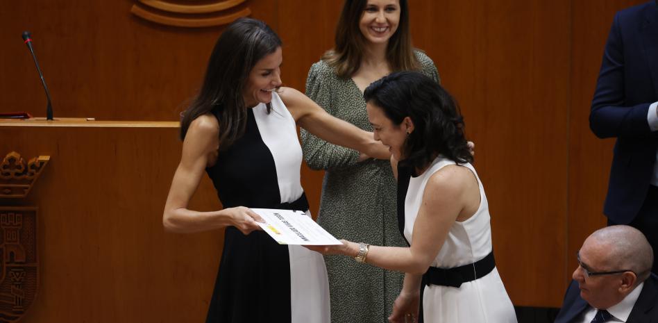 Letizia se viste de Mango y coincide con una premiada en sus galardones honoríficos