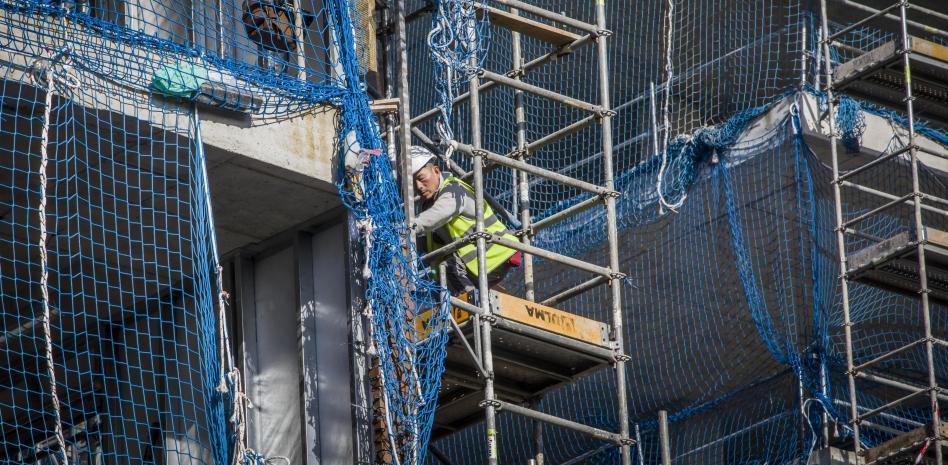 Los contratos indefinidos se disparan en abril y el paro baja en 86.260 personas