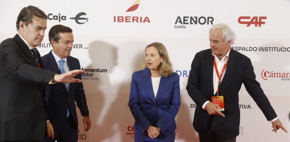 Calviño rehúsa posar para la foto en un foro al ser la única mujer