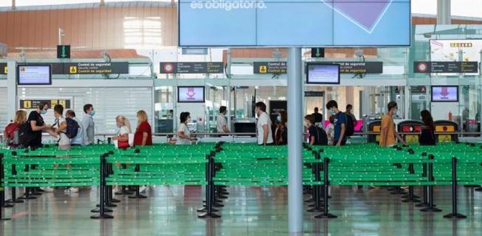 Sanidad mantiene la mascarilla en los aviones pese a que la UE no ve necesaria ya su obligatoriedad