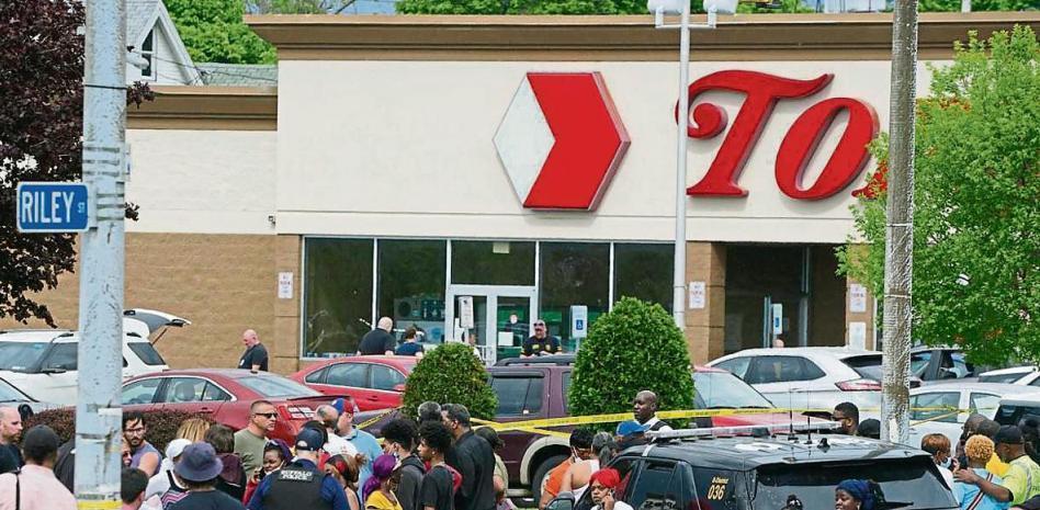 Un supremacista blanco mata a 10 personas en una tienda de Buffalo