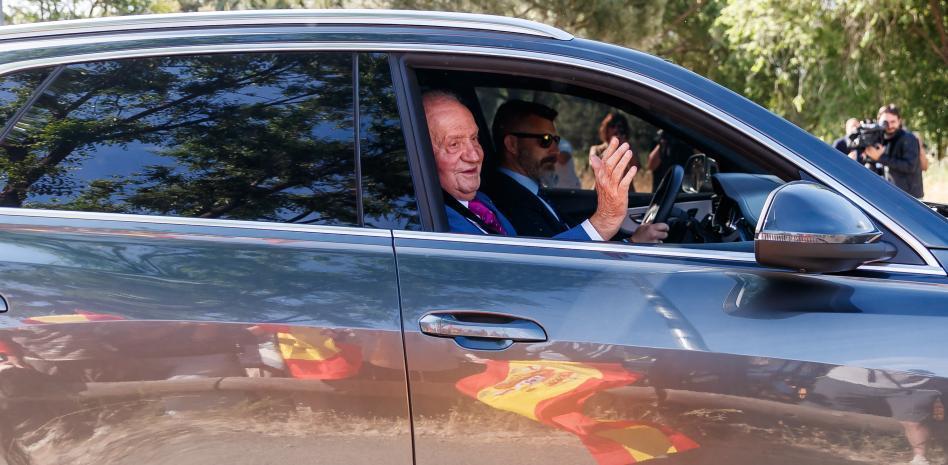 El rey Juan Carlos llega a la Zarzuela para pasar unas horas con el Rey y su familia